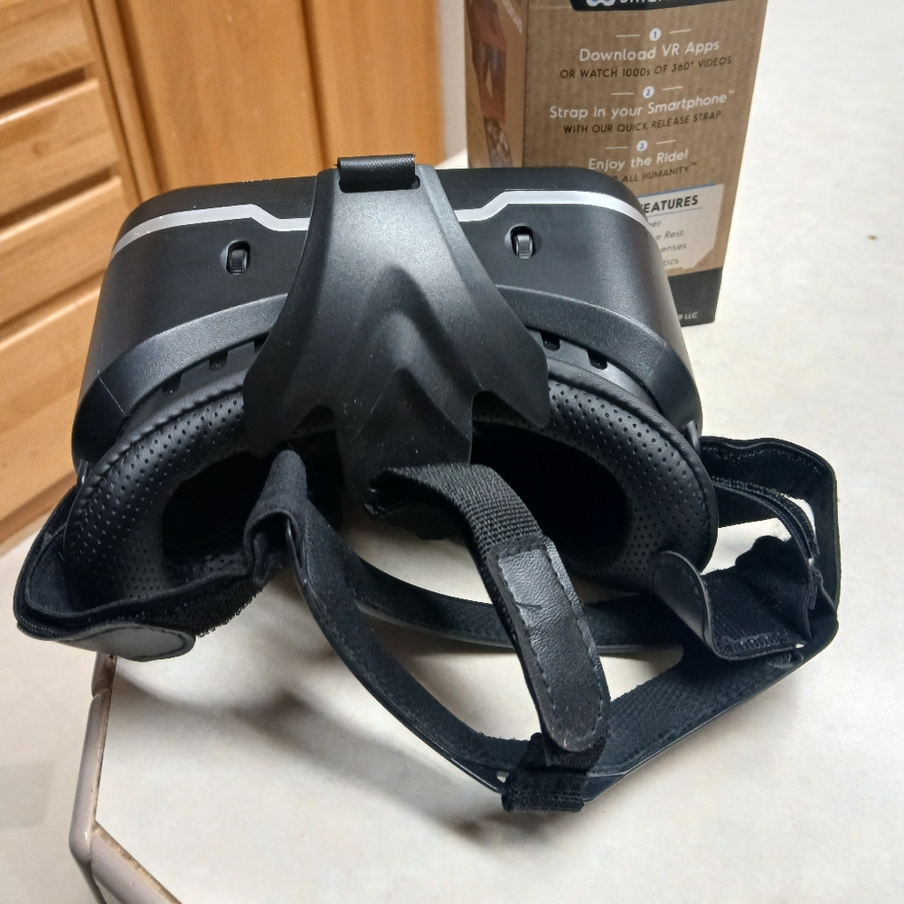VR Headset - Picture 2 of 6